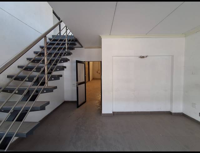350M² WAREHOUSE TO LET IN WYCHWOOD